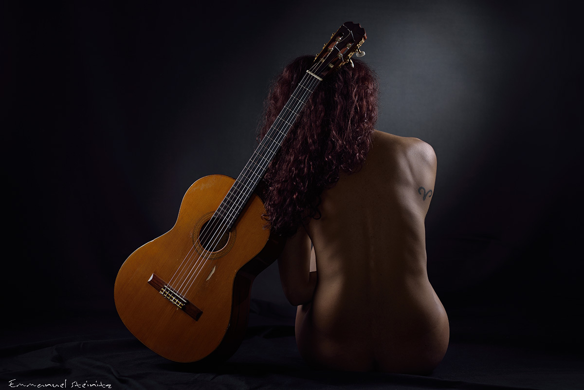 Nu à la guitare